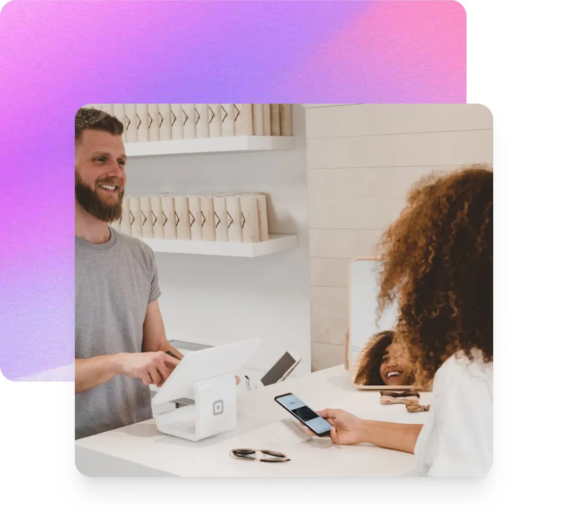 Cliente pagando con código QR en un negocio físico