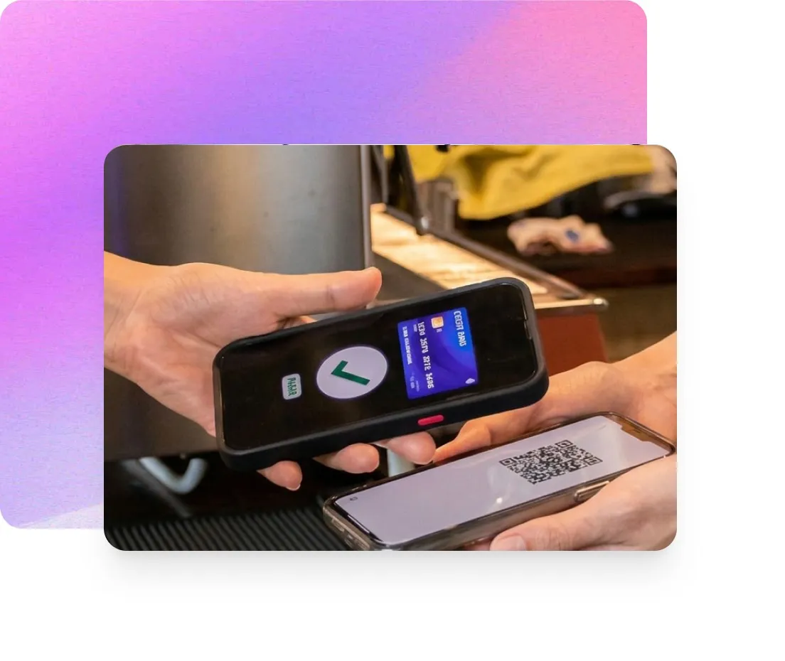 Cliente escaneando un código QR de Efipay con su celular